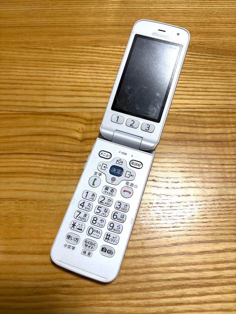 docomo F-01Mホワイト 折りたたみ式 ドコモから「らくらくホン F-01M」登場、“変わらない使いやすさ”と安心