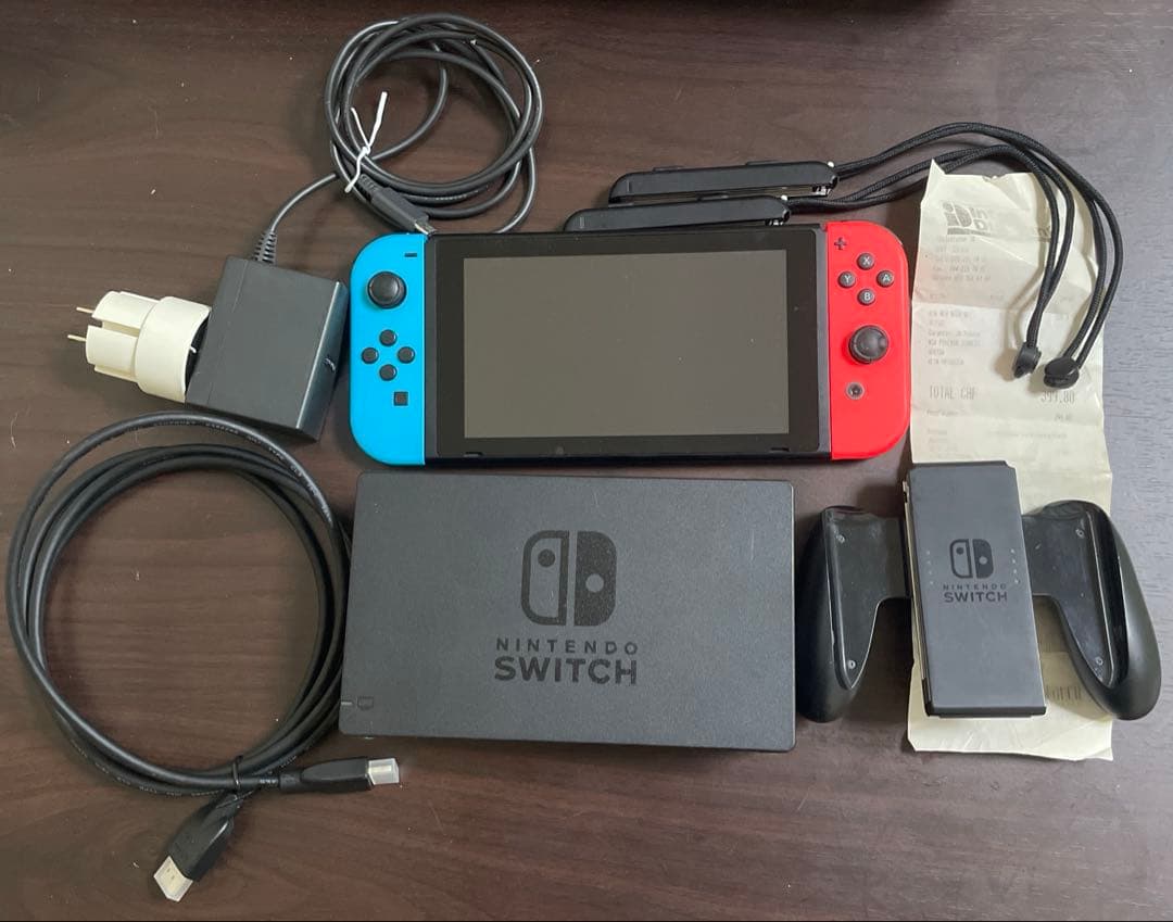 Nintendo Switch 本体、スタンド、ケーブル 任天堂 Nintendo Switch 本体 コンソール 背面 裏側 裏面 キック